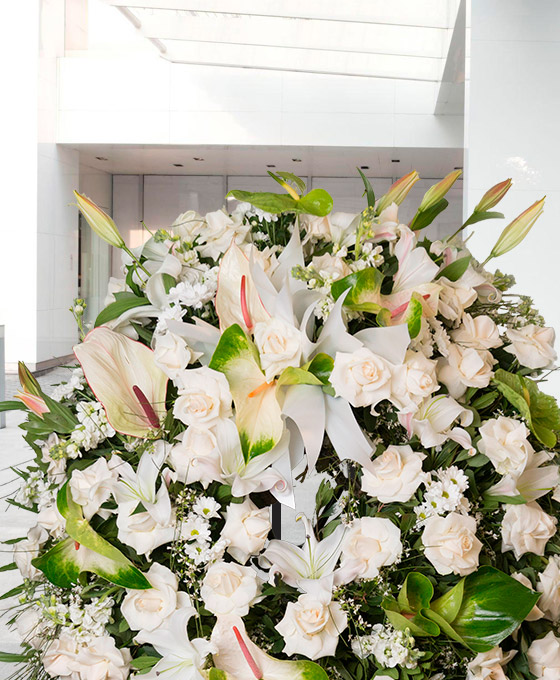 Arreglo funerario con rosas y liliums blancos