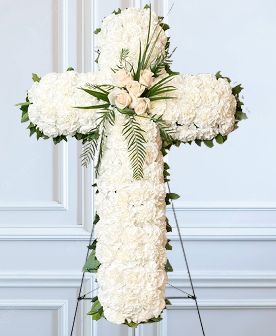 Arreglo floral de rosas en forma de cruz funeraria