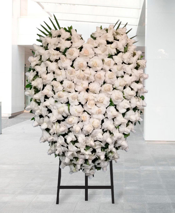 Flores blancas para tanatorio, Corona en forma de corazón para tanatorio